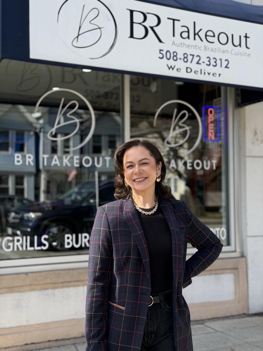 Verônica Oliveira em frente ao seu restaurante BR Takeout em Massachusetts